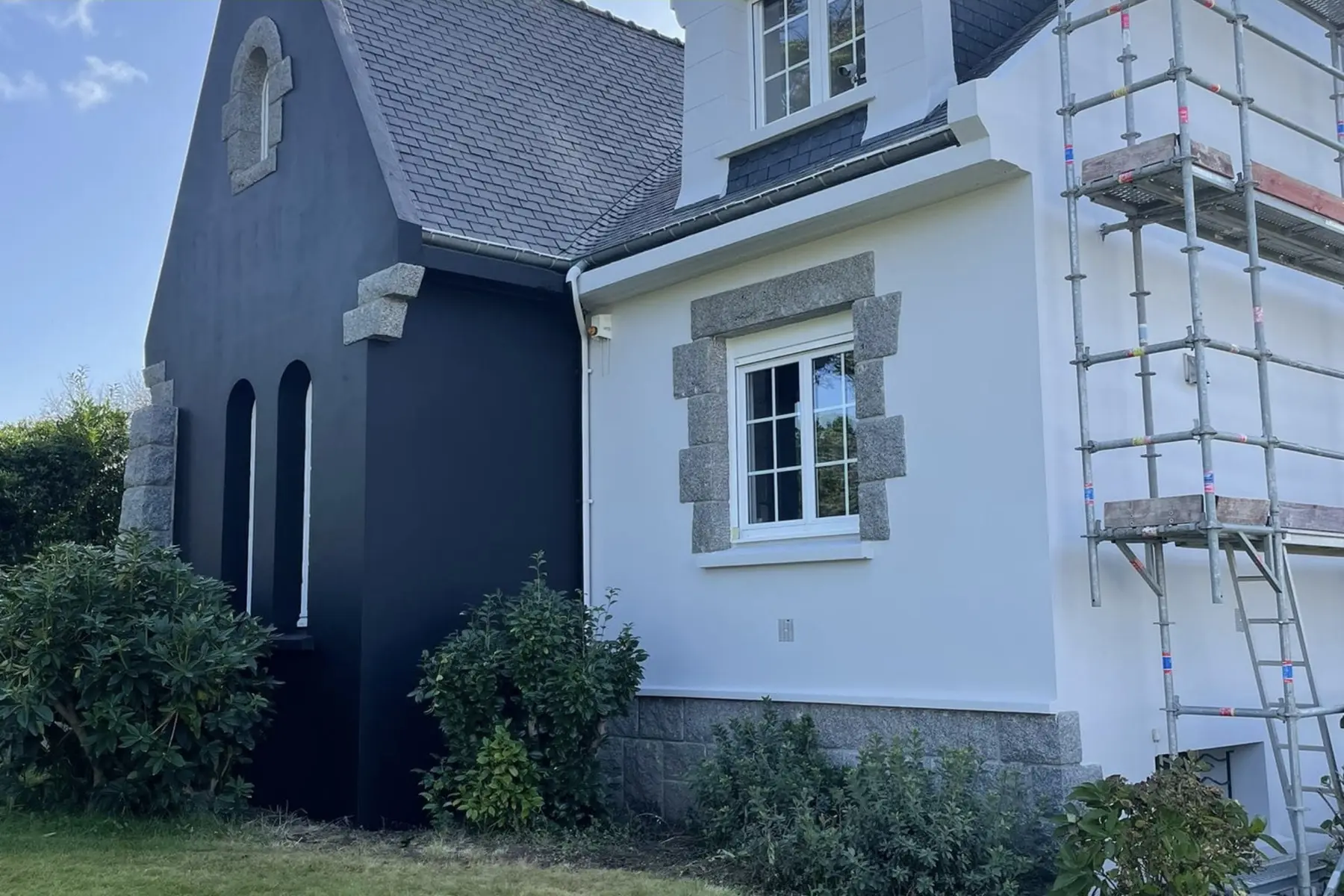 Ravalement blanc et anthracite réalisé par Provia Habitat près de Brest